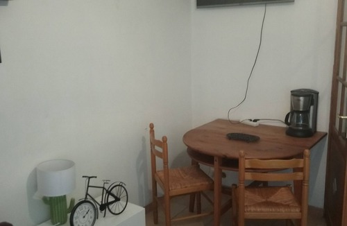 Camaret-sur-Aigues Apartment | Cozy studio in Provence.