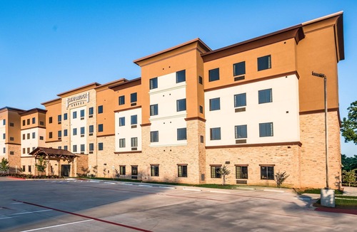 Lake Jackson Apartment | Cozy Studio. Free Breakfast Buffet. Outdoor Pool.