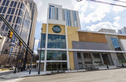 Midtown Apartment | Cozy studio in a lovely the heart of Midtown with rooftop pool and gym access