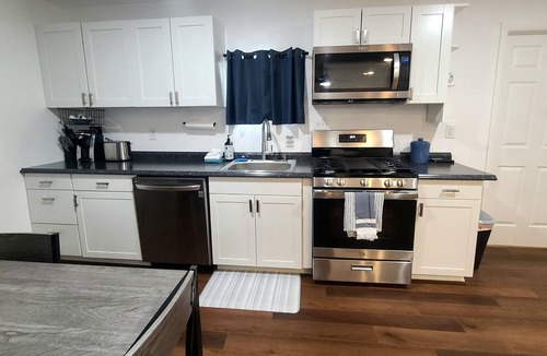 Sugar House Apartment | Cozy Studio in beautiful SugarHouse, King Bed, WiFi, AC