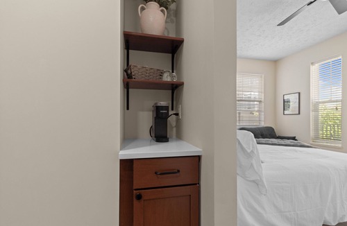 Carmel House | Cozy studio in Carmel's Art District!