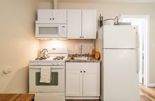 Carmichael House | Cozy Studio in Carmichael w/Netflix, Disney+