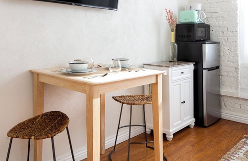 Westlake Apartment | Cozy studio in charming Los Angeles with refreshing AC