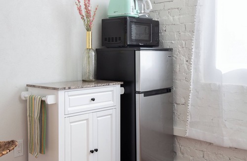 Westlake Apartment | Cozy studio in charming Los Angeles with refreshing AC