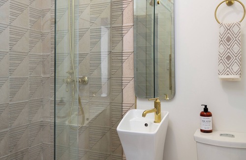 Westlake Apartment | Cozy studio in charming Los Angeles with refreshing AC