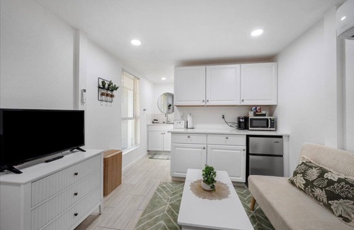 East Cesar Chavez Apartment | Cozy studio in Downtown Austin!
