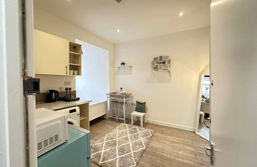 Kensal Green Apartment | Cozy Studio in London