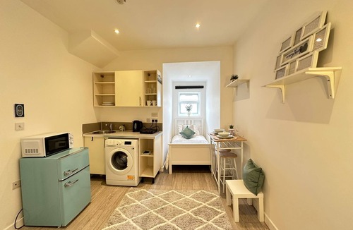 Kensal Green Apartment | Cozy Studio in London