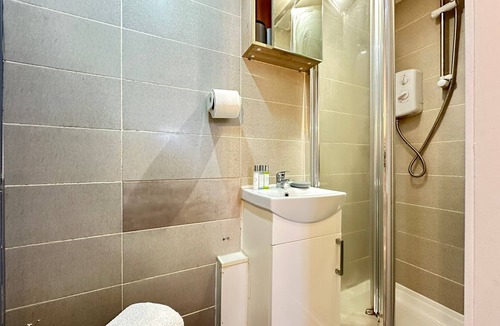 Kensal Green Apartment | Cozy Studio in London