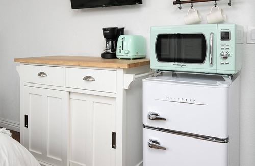 Westlake Apartment | Cozy studio in lovely Los Angeles with refreshing AC