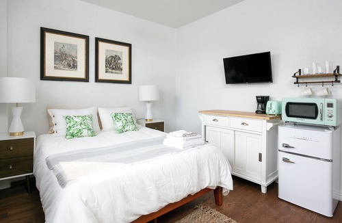 Westlake Apartment | Cozy studio in lovely Los Angeles with refreshing AC
