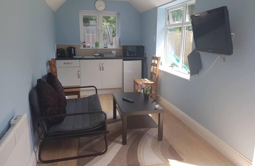 Luton Apartment | Cozy Studio in Luton