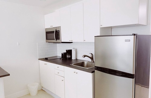 Coconut Grove Apartment | Cozy Studio in Miami’s Heart with Parking