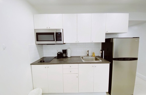 Coconut Grove Apartment | Cozy Studio in Miami’s Heart with Parking