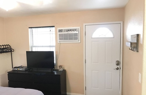 Azusa Apartment | Cozy Studio. Near Everything!