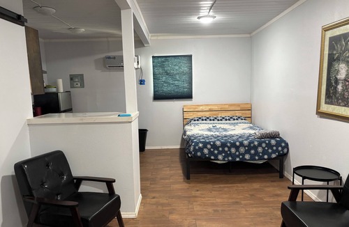 Southside Apartment | Cozy Studio near Lackland Base