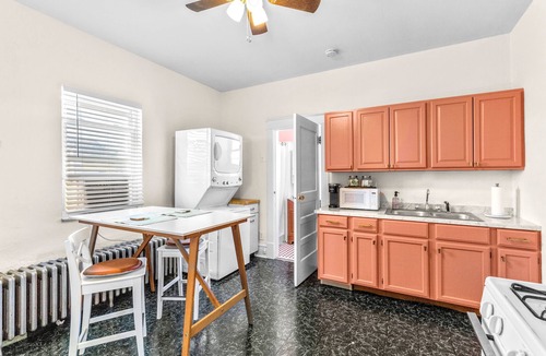 The Hill Apartment | Cozy Studio★Nurses/Profs★Great Neighborhood★W/D★Parking