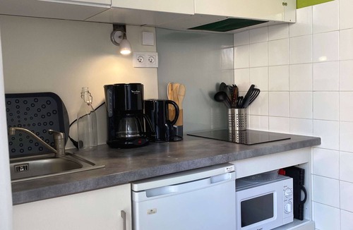 Balaruc-les-Bains Apartment | Cozy studio opposite the Thermal Baths with balcony