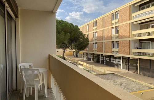 Balaruc-les-Bains Apartment | Cozy studio opposite the Thermal Baths with balcony