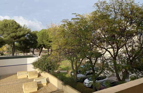 Balaruc-les-Bains Apartment | Cozy studio opposite the Thermal Baths with balcony