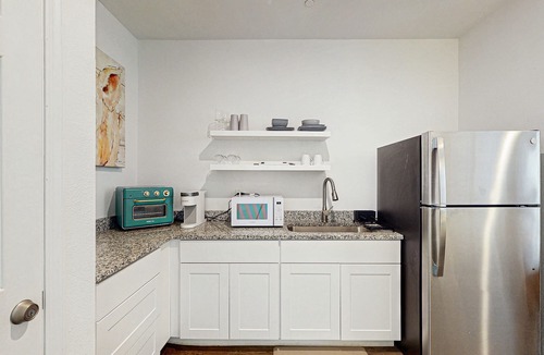Goose Creek House | Cozy Studio: Pet Friendly in Resort with a Shared Hot Tub
