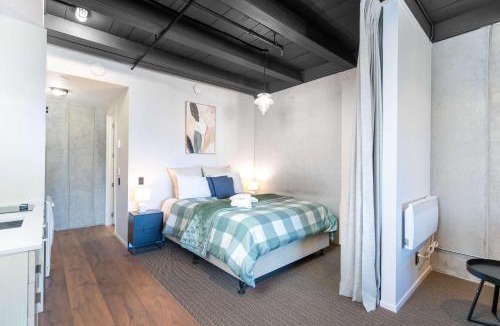 Petone Apartment | Cozy Studio - Private Balcony Bath and Tub