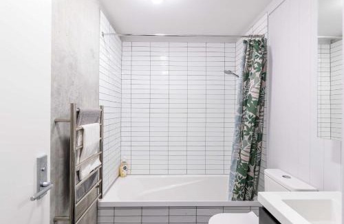 Petone Apartment | Cozy Studio - Private Balcony Bath and Tub