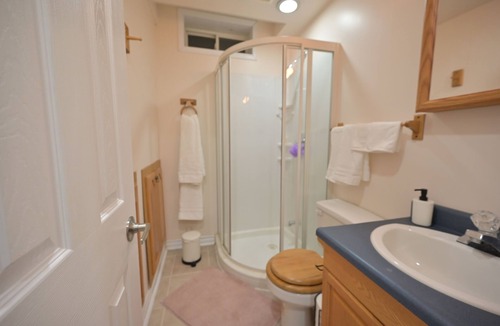 Pickering Apartment | Cozy Studio: Private, Free Parking & Great Deals!