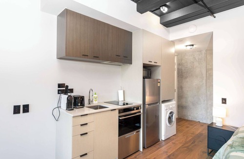 Petone Apartment | Cozy Studio - Private Balcony, Bath and Tub