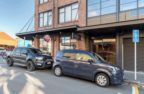 Petone Apartment | Cozy Studio - Private Balcony, Bath and Tub