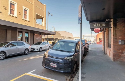 Petone Apartment | Cozy Studio - Private Balcony, Bath and Tub
