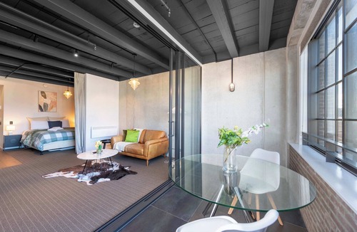 Petone Apartment | Cozy Studio - Private Balcony, Bath and Tub