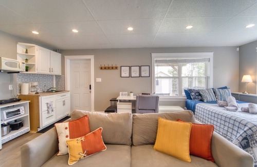 Lower Sackville Apartment | Cozy Studio - Queen size bed and sofa bed