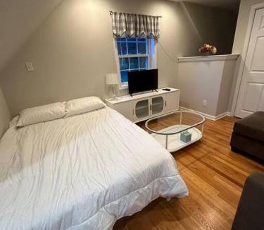 Trumbull Apartment | Cozy studio quiet