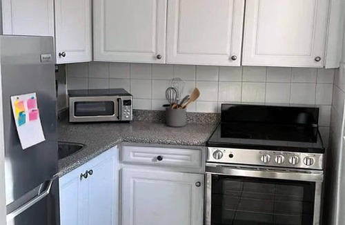 East York Apartment | Cozy Studio Retreat in Leaside