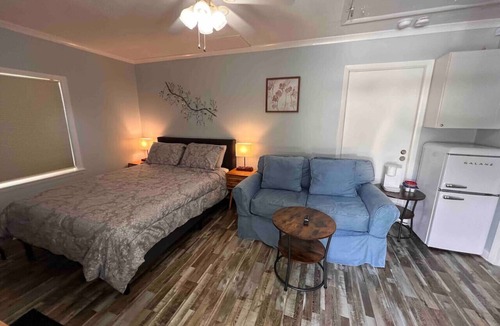 Burton Condo | Cozy Studio Retreat. Pets are allowed