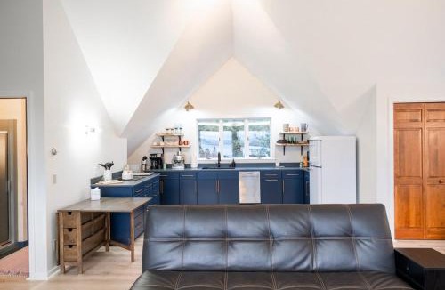 Rangeley Apartment | Cozy Studio, Snowmobile Lake Access & 5min to Downtown