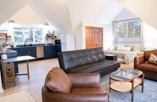 Rangeley Apartment | Cozy Studio, Snowmobile Lake Access & 5min to Downtown