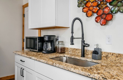 Mayfield Condo | Cozy Studio-Spider-Beach-Pontoon & Paddle-Near TC!