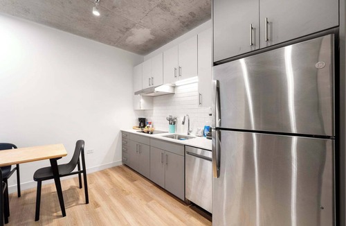 River North House | Cozy Studio Suite, Steps from River North & Shops