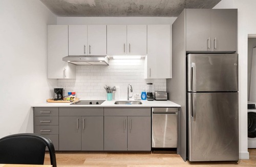 River North House | Cozy Studio Suite, Steps from River North & Shops