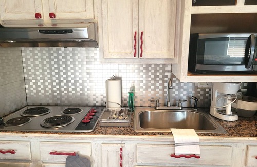 Carencro House | Cozy Studio Suite w/Pond View and Spa