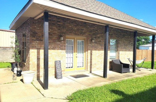 Carencro House | Cozy Studio Suite w/Pond View and Spa