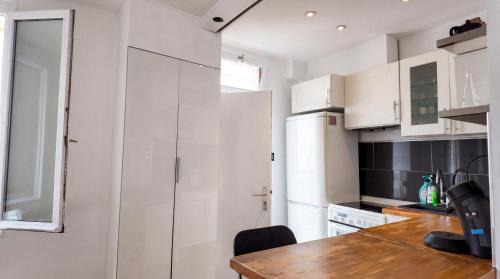 Clichy Apartment | Cozy studio - Video projector and close to Paris