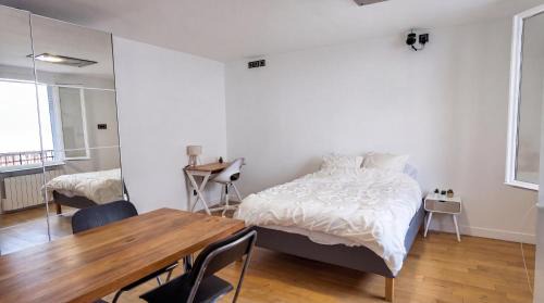 Clichy Apartment | Cozy studio - Video projector and close to Paris
