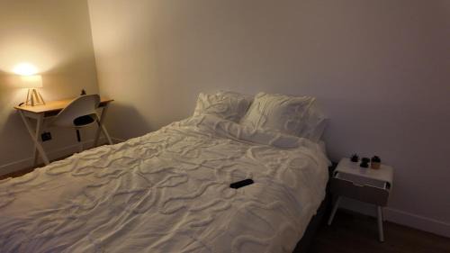 Clichy Apartment | Cozy studio - Video projector and close to Paris