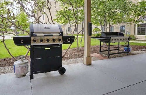 Glenview Apartment | Cozy Studio w/Breakfast | Business Center & Pool