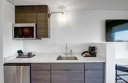 Corpus Christi Apartment | Cozy Studio w/Kitchenette! Private Walkable Beach Access, On-site Pool