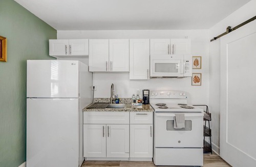 Tropic Apartment | Cozy Studio w/Kitchenette | River Parks + Murals