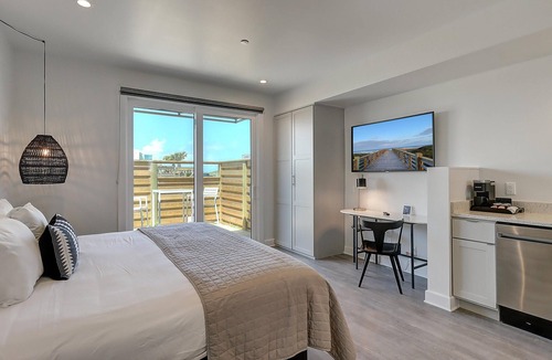 Corpus Christi Apartment | Cozy Studio w/Private Patio, Private Walkable Beach Access & On-site Pool!